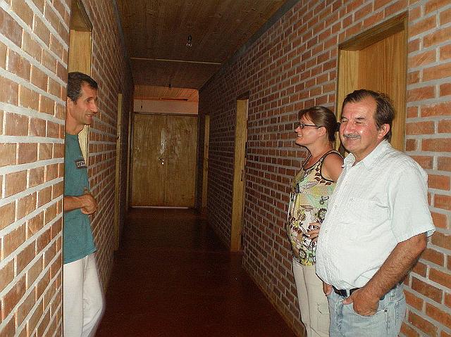 05-donante del terreno de la EFA con Eneko y la secretaria.JPG